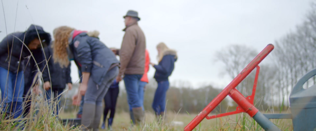 Un groupe d'étudiants est sensibilisé à la biodiversité agricole par Hervé Mesnard 