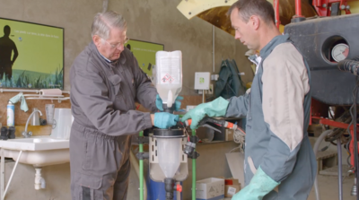 Pour la sécurité de l’utilisateur de produits phytos, Jean Michel Massue agriculteur et l'ingénieur Bayer utilisent un système de closed transfer system easyFlow® pour remplir le pulvérisateur sans contact entre le produit et l’utilisateur. 