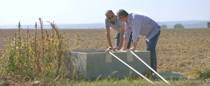 Samuel Gachot et Pascal Brigand ingénieur Bayer discutent du drainage et des phytos en observant des instruments de mesure de phyto dans l’eau