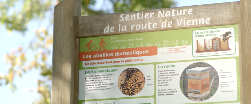 Pour favoriser les échanges entre agriculteur et riverain, un panneau intitulé "sentier nature de la route de Vienne" sur la biodiversité de l’EARL des Bruyères a été placé en bord de champs pour les promeneurs.