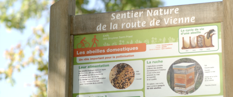 Pour favoriser les échanges entre agriculteur et riverain, un panneau intitulé "sentier nature de la route de Vienne" sur la biodiversité de l’EARL des Bruyères a été placé en bord de champs pour les promeneurs. 