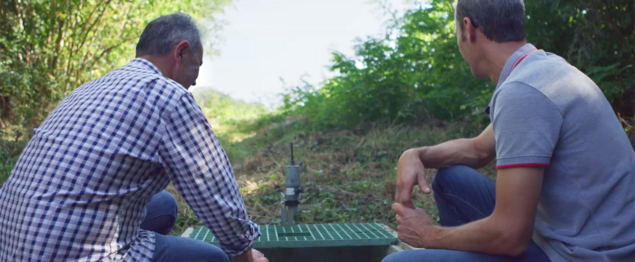 Observation d’un système de drainage qui mesure le débit d'eau pour comprendre l'eau et les pollutions phytos par Samuel Gachot et Pascal Brigand.
