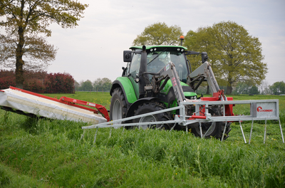 Barre d’effarouchement installée sur le tracteur pour préserver la faune sauvage pendant la fauche.