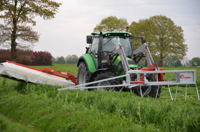 Barre d’effarouchement installée sur le tracteur pour préserver la faune sauvage pendant la fauche.