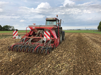 semoir réalisant la première date de semis de blé sur une parcelle